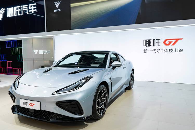 惠州23哪吒汽车在智能汽车领域的表现，领途汽车在新能源汽车市场中的影响力